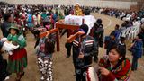 Prozession am Takanakuy-Festival in Peru