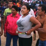 Frau zieht einen traditionellen Gürtel für das Takanakuy-Fsstival an