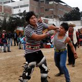 Zwei Männer prügeln sich beim Takanakuy-Festival in Peru