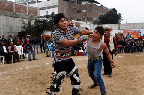 Zwei Männer prügeln sich beim Takanakuy-Festival in Peru
