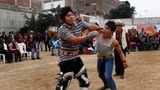 Zwei Männer prügeln sich beim Takanakuy-Festival in Peru