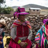 Frauen in traditioneller Kleidung beim Takanakuy-Festival in Peru