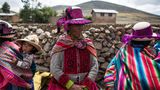 Frauen in traditioneller Kleidung beim Takanakuy-Festival in Peru