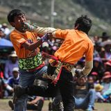 Zwei junge Männer schlagen sich beim Takanakuy-Festival