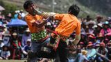 Zwei junge Männer schlagen sich beim Takanakuy-Festival