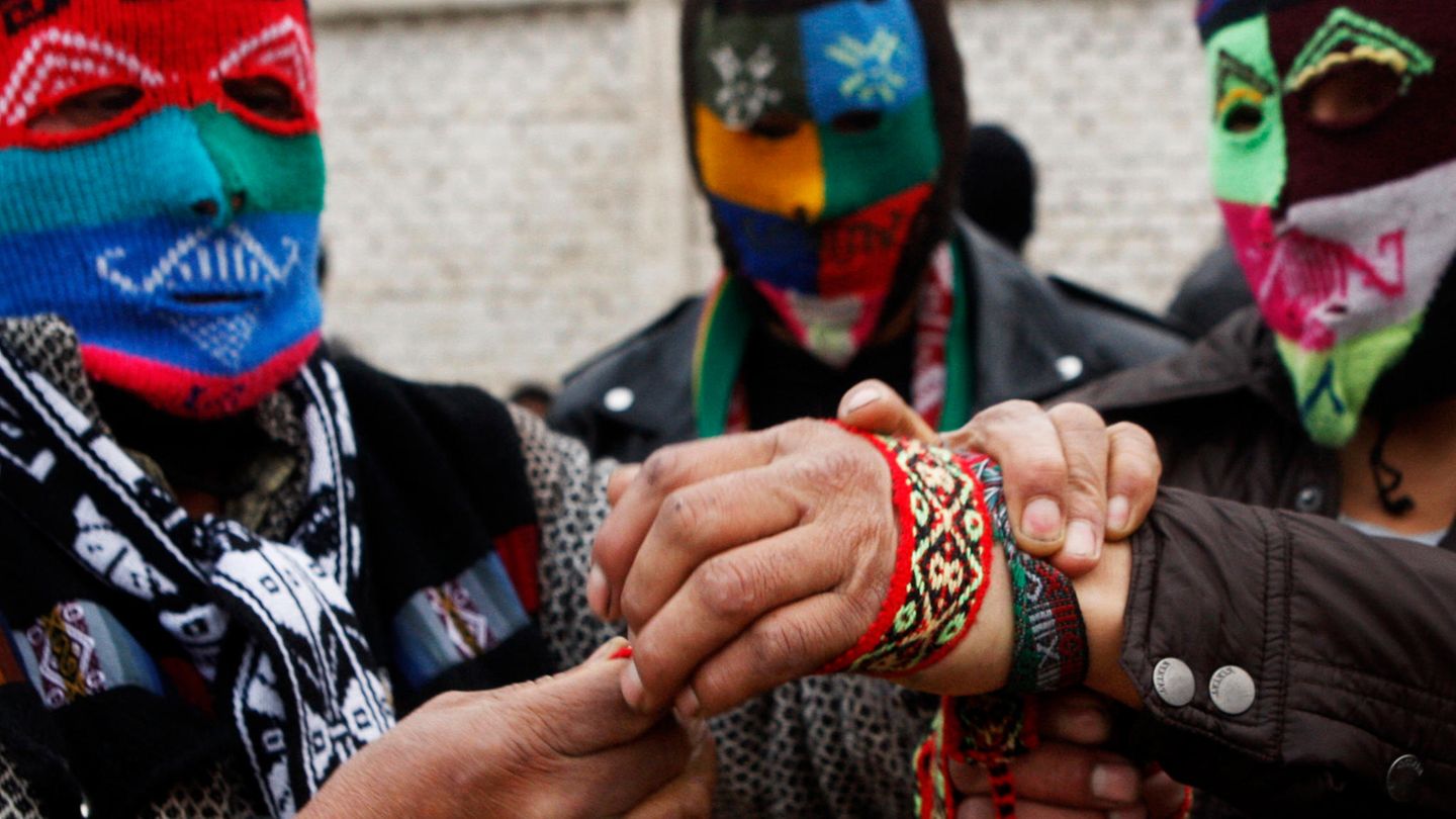 Mann zieht sich eine Bandage an vor einem Kampf beim Takanakuy-Festival