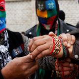 Mann zieht sich eine Bandage an vor einem Kampf beim Takanakuy-Festival