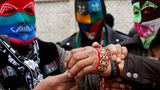 Mann zieht sich eine Bandage an vor einem Kampf beim Takanakuy-Festival