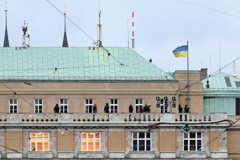 Polizisten untersuchen das Gebäude, in dem ein Student der Karls-Universität ein Blutbad angerichtet hat