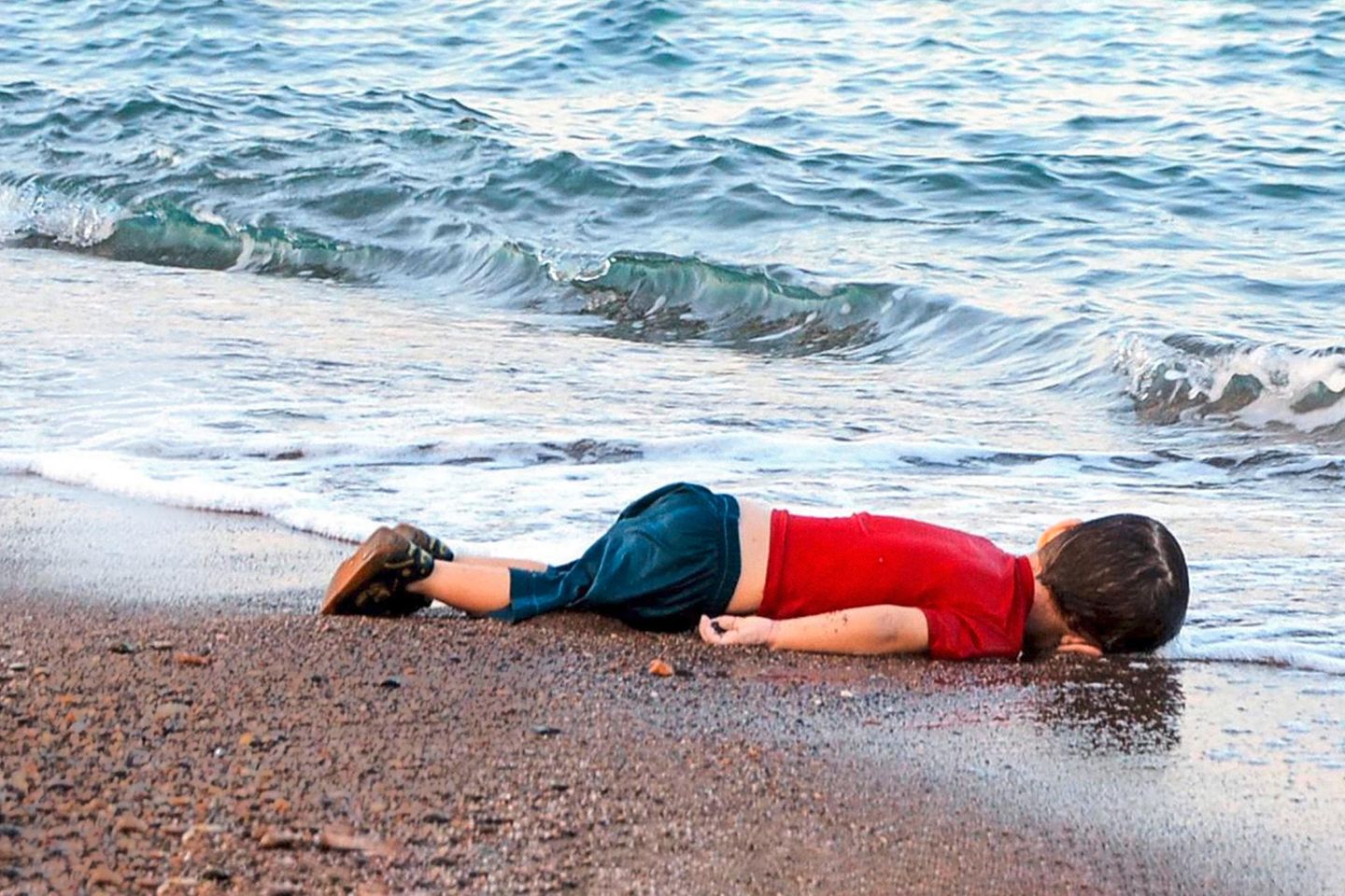 2015 – Türkei Türkei: Ein totes Kind liegt an einem Strand