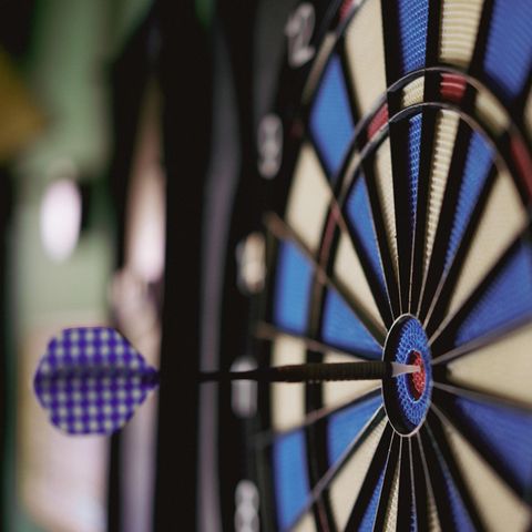 Trifft man die Scheibe auch noch nach einem Bier exakt? In Deutschland und auch international wird derzeit über eine Promillegrenze im Darts-Sport diskutiert