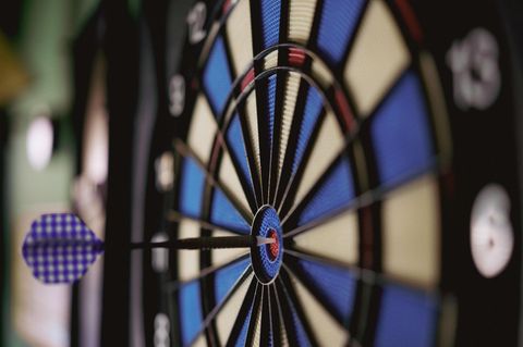 Trifft man die Scheibe auch noch nach einem Bier exakt? In Deutschland und auch international wird derzeit über eine Promillegrenze im Darts-Sport diskutiert
