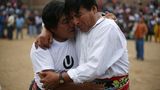 Zwei Männer umarmen sich nach einem Takanakuy-Kampf