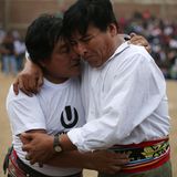 Zwei Männer umarmen sich nach einem Takanakuy-Kampf