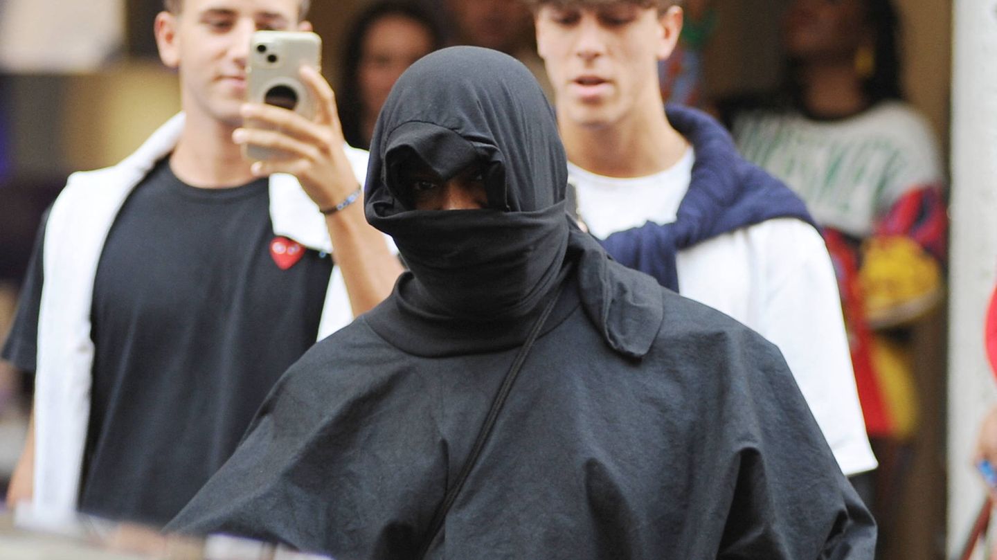 Kanye West Kanye West verhüllt mit schwarzem Pulli und Schal