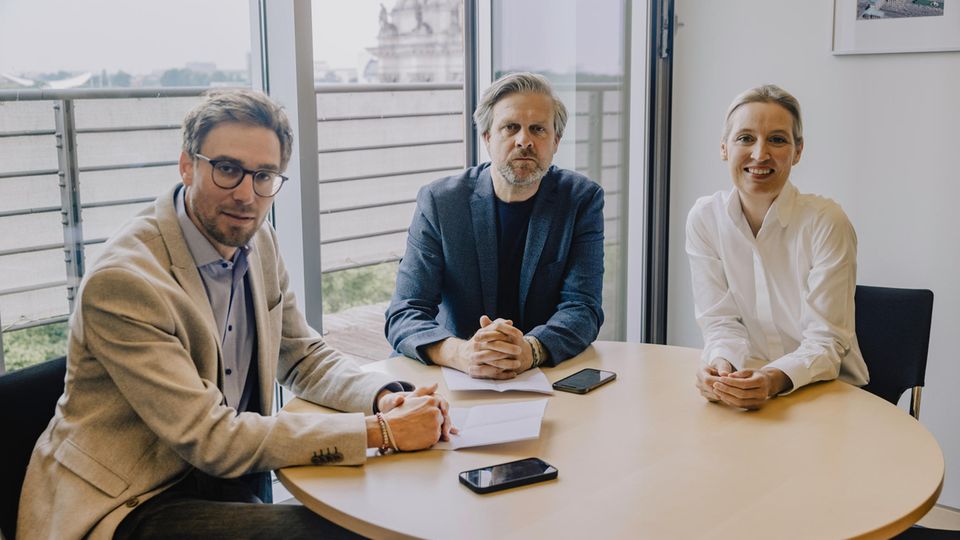 Hinter der Geschichte: stern-Redakteure Veit Medick (links) und Jan Rosenkranz (Mitte), AfD-Chefin Weidel (ganz rechts) stern-Redakteure Veit Medick (links) und Jan Rosenkranz (Mitte), AfD-Chefin Weidel (ganz rechts)