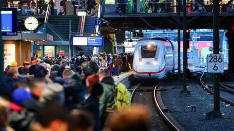 Züge der Deutschen Bahn in einem überfüllten Bahnhof