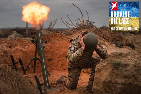 Ukraine: Ein ukrainischer Soldat zündet eine Waffe