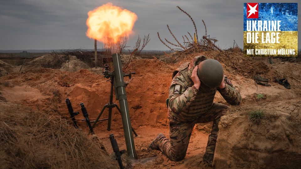 Ukraine: Ein ukrainischer Soldat zündet eine Waffe