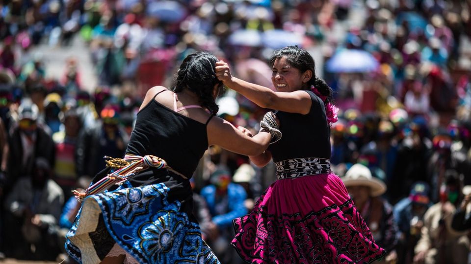 Frauen pürgeln sich beim Takanakuy-Festival