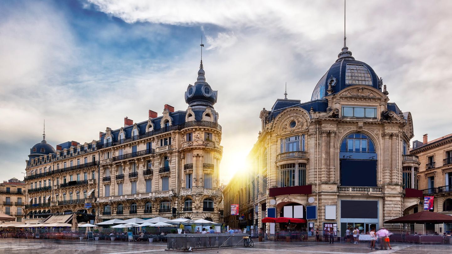 Freitag, 22. Dezember 2023: Montpellier bietet jetzt kostenlosen Nahverkehr für alle Einwohner an Die französische Stadt Montpellier macht vor, was sich hierzulande viele Menschen wünschen würden: ab sofort fahren die Einwohner:innen dort kostenlos mit dem öffentlichen Nahverkehr. Mit diesem Schritt verzichtet die Stadt auf Einnahmen von bis zu 39 Millionen Euro im Jahr. Damit ist die Universitätsstadt mit ihren rund 500.000 Einwohnern eine Rarität in Europa. Bislang haben nur Luxemburg und die estnische Hauptstadt Tallinn den kostenlosen Nahverkehr eingeführt. Finanziert werden soll das Vorhaben zum Wohle der Umwelt und der Kaufkraft in Montpellier unter anderem durch eine neue Mobilitätssteuer für Unternehmen.