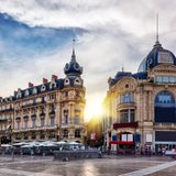 Die französische Stadt Montpellier macht vor, was sich hierzulande viele Menschen wünschen würden: ab sofort fahren die Einwohner:innen dort kostenlos mit dem öffentlichen Nahverkehr. Mit diesem Schritt verzichtet die Stadt auf Einnahmen von bis zu 39 Millionen Euro im Jahr. Damit ist die Universitätsstadt mit ihren rund 500.000 Einwohnern eine Rarität in Europa. Bislang haben nur Luxemburg und die estnische Hauptstadt Tallinn den kostenlosen Nahverkehr eingeführt. Finanziert werden soll das Vorhaben zum Wohle der Umwelt und der Kaufkraft in Montpellier unter anderem durch eine neue Mobilitätssteuer für Unternehmen. 