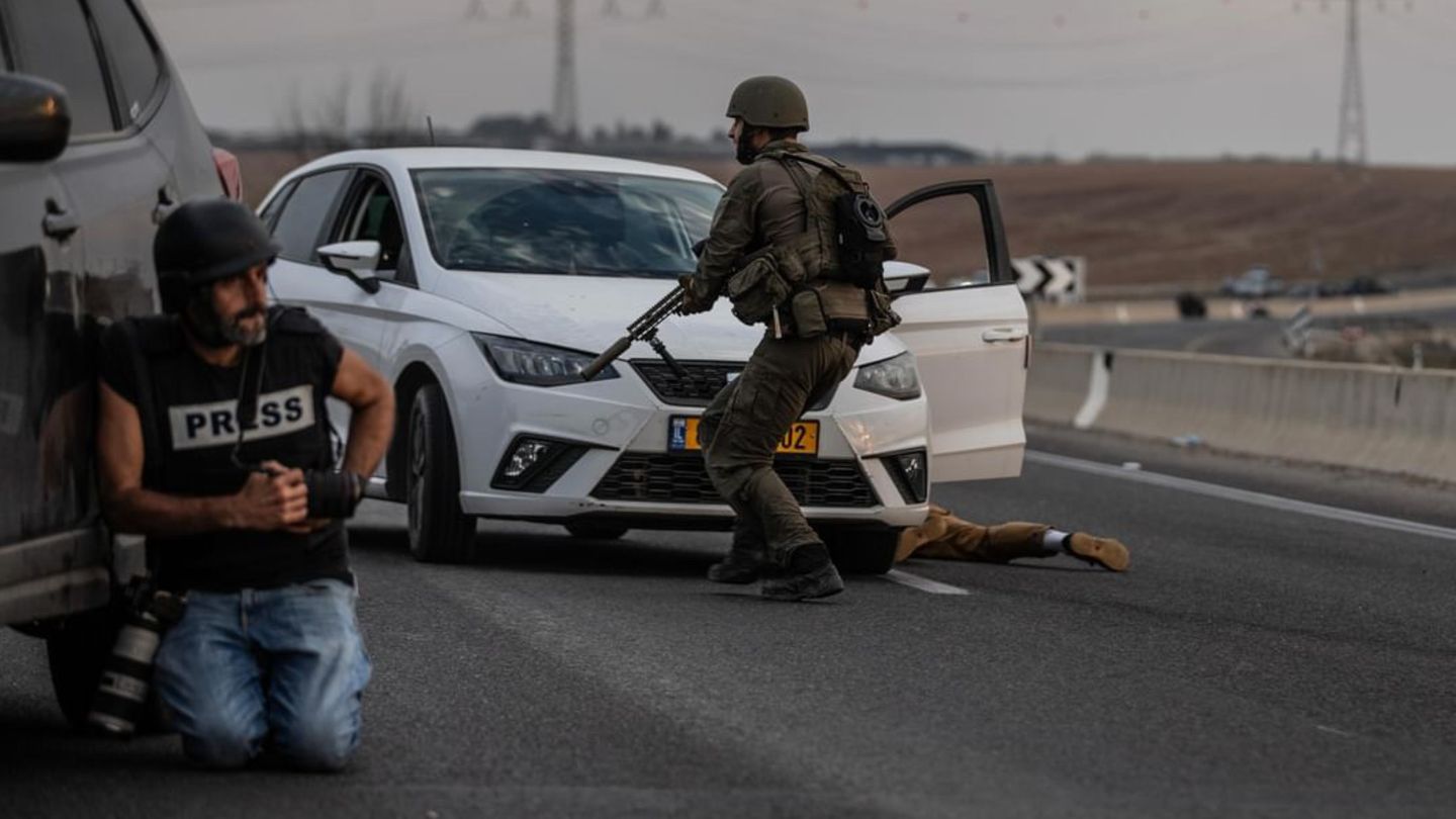 Kriegsfotograf Kobi Wolf gerät am 7. Oktober ins Kreuzfeuer zwischen der israelischen Armee und Hamas-Terroristen Kriegsfotograf Kobi Wolf gerät am 7. Oktober ins Kreuzfeuer zwischen der israelischen Armee und Hamas-Terroristen