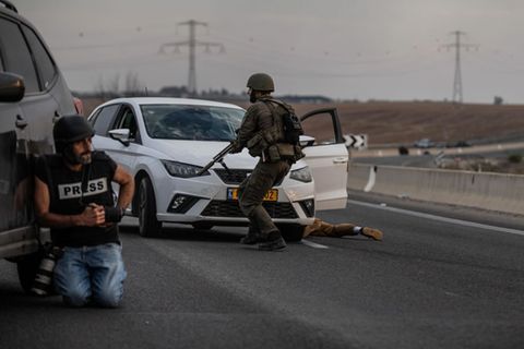 Kriegsfotograf Kobi Wolf gerät am 7. Oktober ins Kreuzfeuer zwischen der israelischen Armee und Hamas-Terroristen