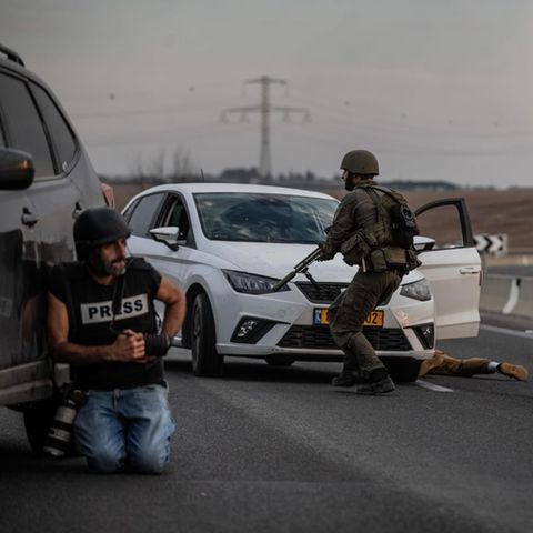Kriegsfotograf Kobi Wolf gerät am 7. Oktober ins Kreuzfeuer zwischen der israelischen Armee und Hamas-Terroristen