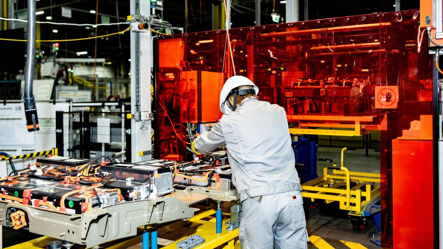 Ein Mann schweißt im Opel-Werk Akkus zusammen