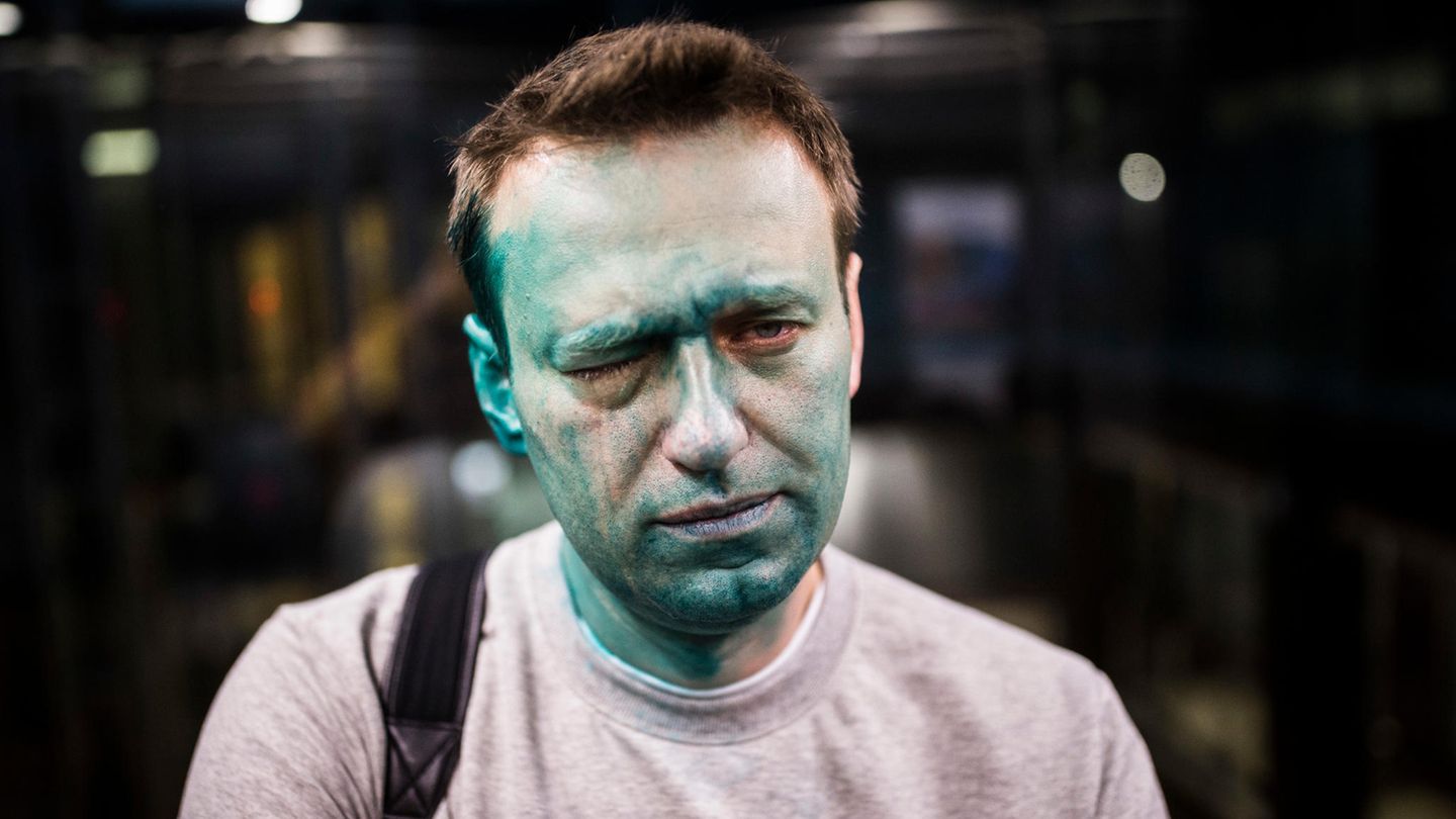 Alexej Nawalny mit grüner Farbe im Gesicht