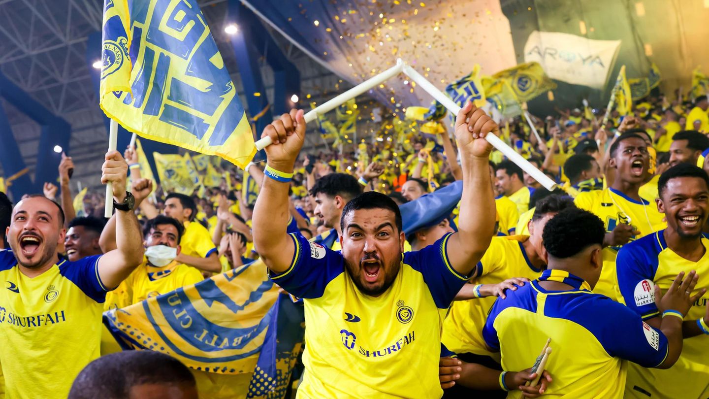 Männliche Fans von al-Nassr FC feiern ausgelassen Männliche Fans von al-Nassr FC feiern ausgelassen