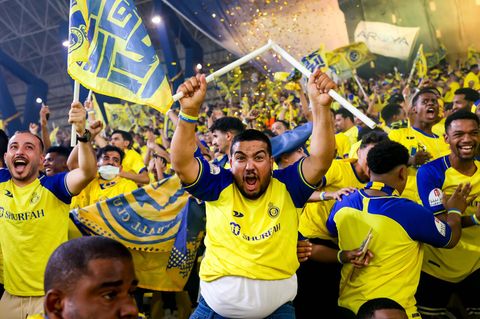 Männliche Fans von al-Nassr FC feiern ausgelassen