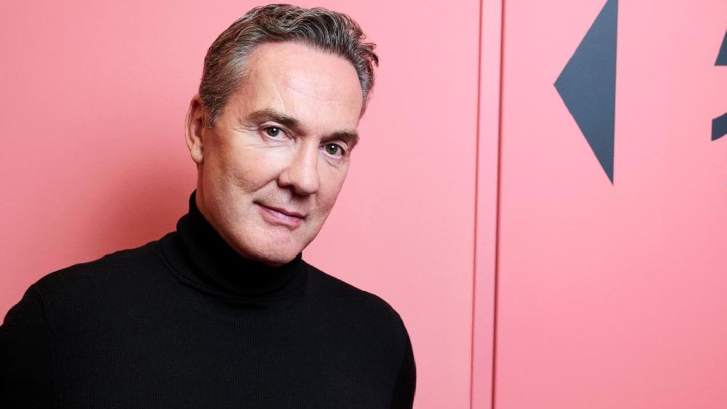Portrait von plastischem Chirurgen Stefan Gress vor rosa Hintergrund