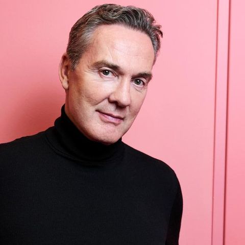 Portrait von plastischem Chirurgen Stefan Gress vor rosa Hintergrund