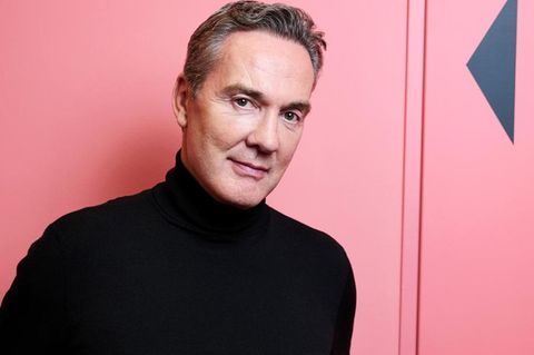 Portrait von plastischem Chirurgen Stefan Gress vor rosa Hintergrund