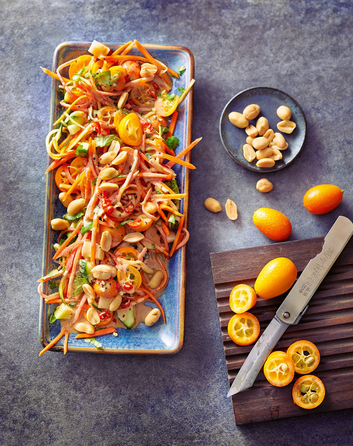 Bunter Thai-Salat mit frischen Kumquats Bunter Thai-Salat mit frischen Kumquats