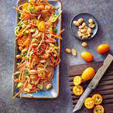 Bunter Thai-Salat mit frischen Kumquats