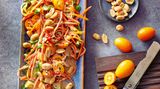 Bunter Thai-Salat mit frischen Kumquats