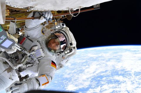 Astronaut Matthias Maurer bei einem "Spacewalk", im Hintergrund die Erde