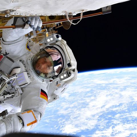 Astronaut Matthias Maurer bei einem "Spacewalk", im Hintergrund die Erde