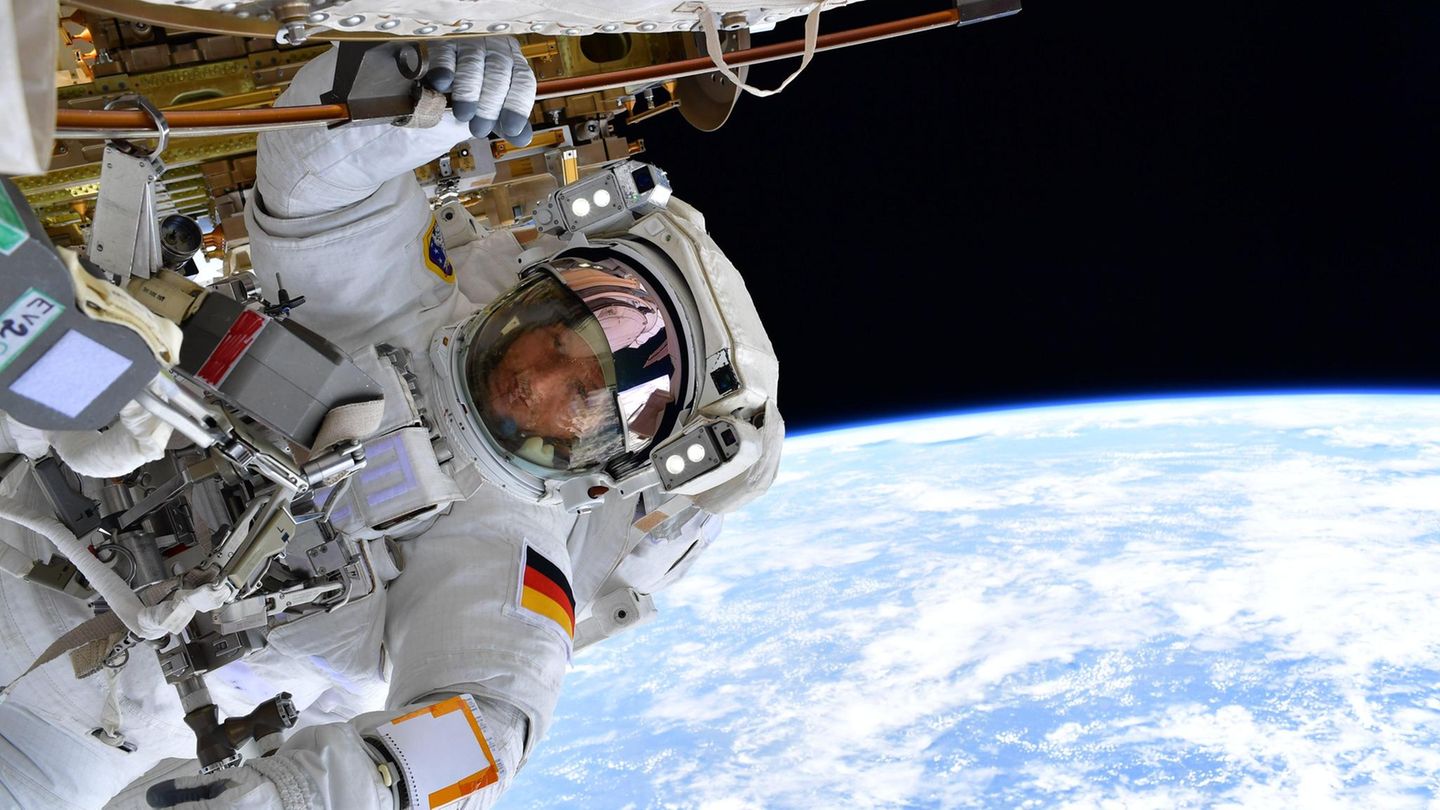 Astronaut Matthias Maurer bei einem "Spacewalk", im Hintergrund die Erde