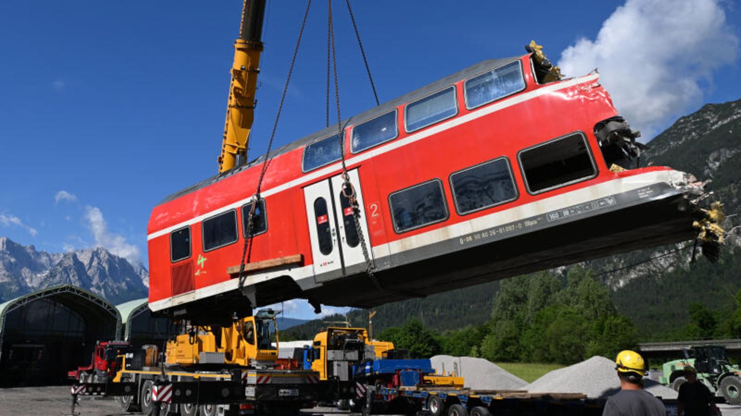 Ein auseinandergeschnittenes Waggonteil wird nach dem Zugunglück von Garmisch-Partenkirchen vom Laster gehoben und gelagert