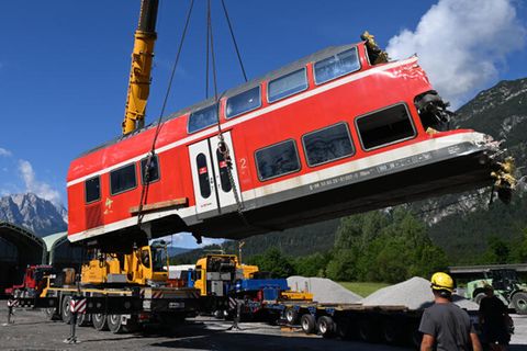 Ein auseinandergeschnittenes Waggonteil wird nach dem Zugunglück von Garmisch-Partenkirchen vom Laster gehoben und gelagert