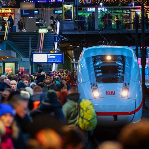 Zahlreiche Reisende warten auf einem vollen Bahnsteig am Hauptbahnhof auf ihren Zug