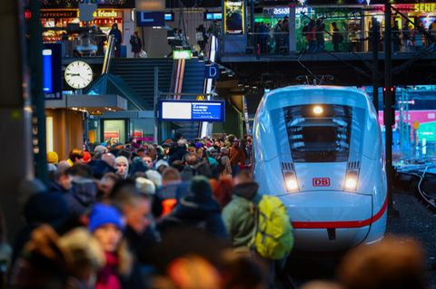 Zahlreiche Reisende warten auf einem vollen Bahnsteig am Hauptbahnhof auf ihren Zug