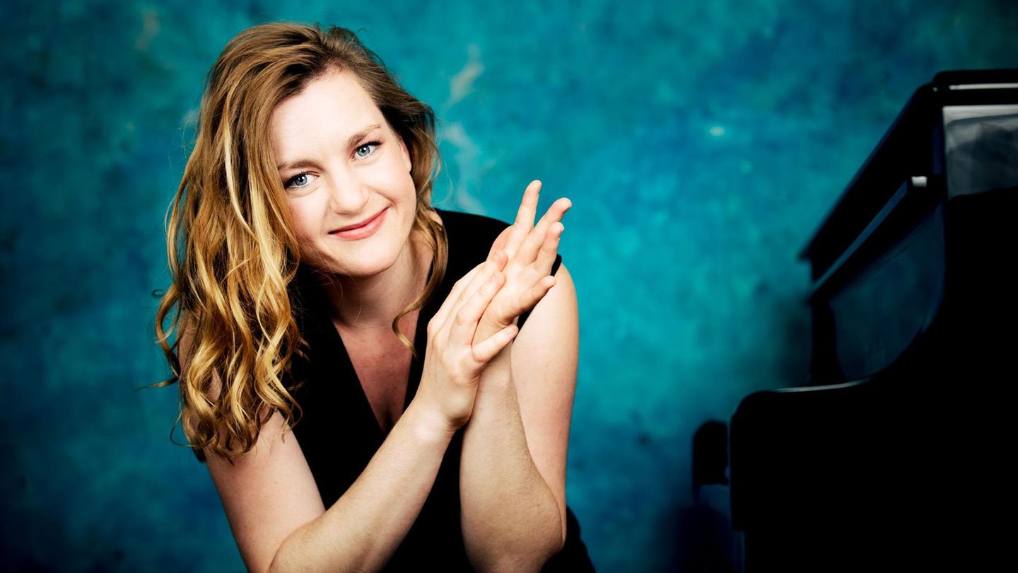 Luisa Imorde neben einem Klavier Imorde, 34, gewann schon als Neunjährige erste Preise bei "Jugend musiziert"