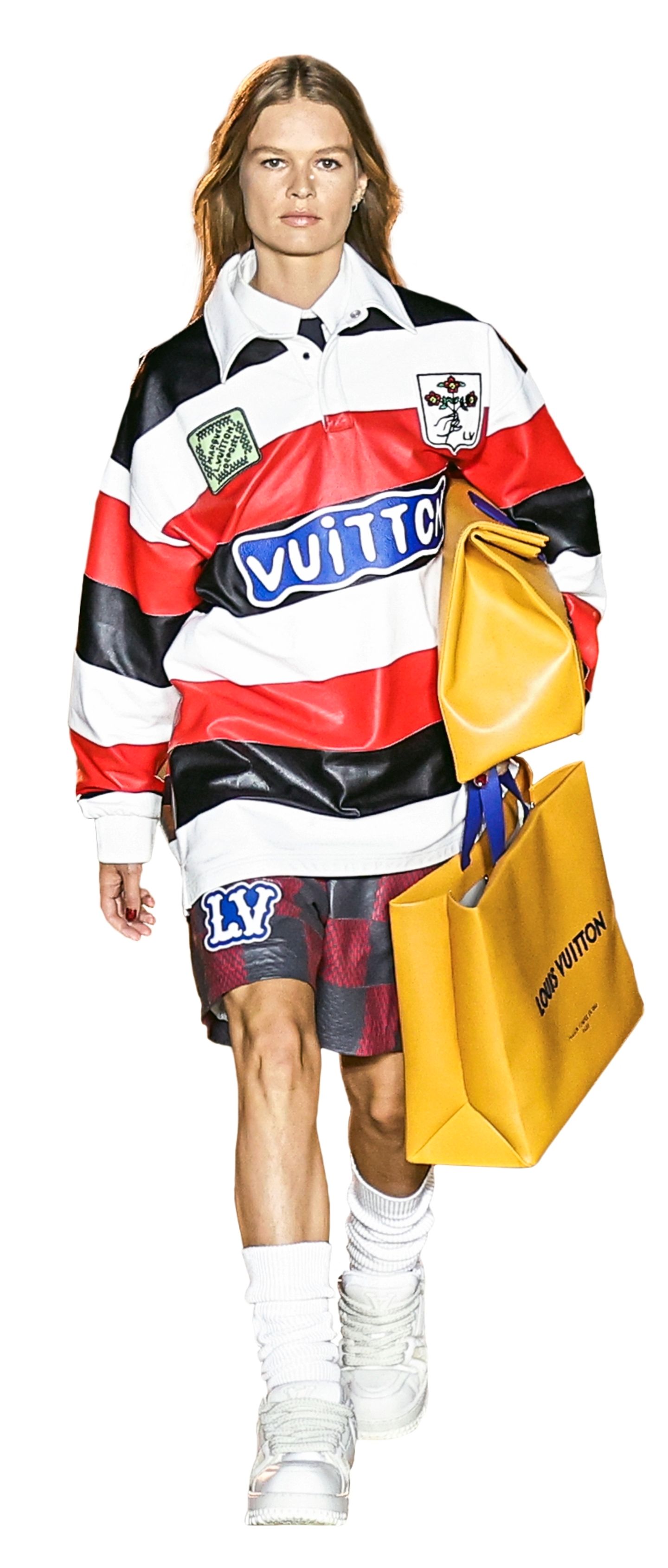 Weibliches Model präsentiert die Spring/Summer 2024 Men's collection des Designers Pharrell Williams für Louis Vuitton