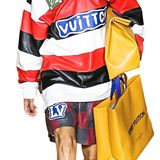 Weibliches Model präsentiert die Spring/Summer 2024 Men's collection des Designers Pharrell Williams für Louis Vuitton