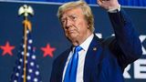 Donald Trump ballt bei einem Auftritt die Siegerfaust